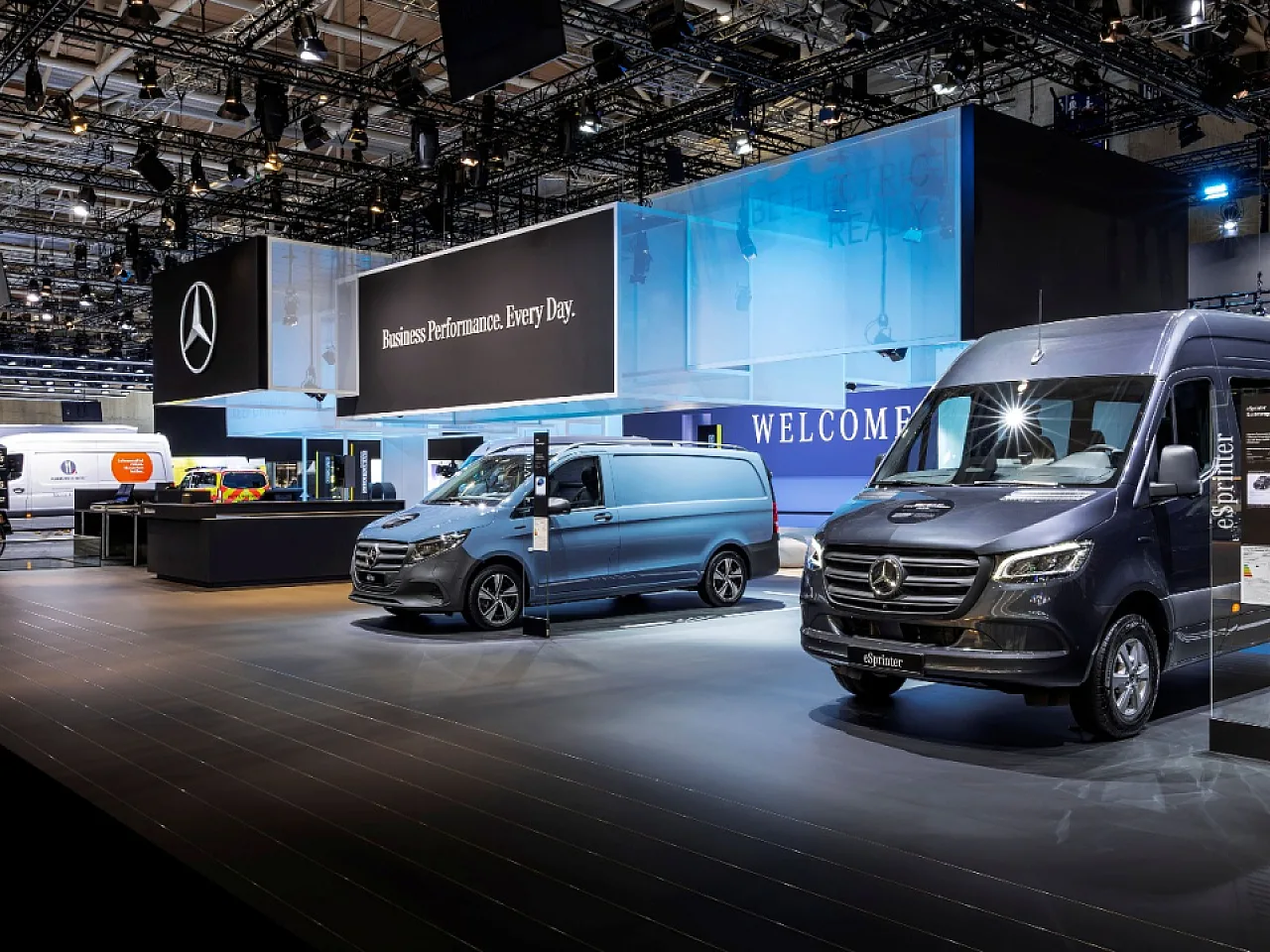 A Mercedes-Benz Vans revela a visão do futuro dos veículos comerciais ligeiros dedicados a uma utilização profissional e disponibiliza aosclientes um apoio integrado para “Business Performance. Everyday.”